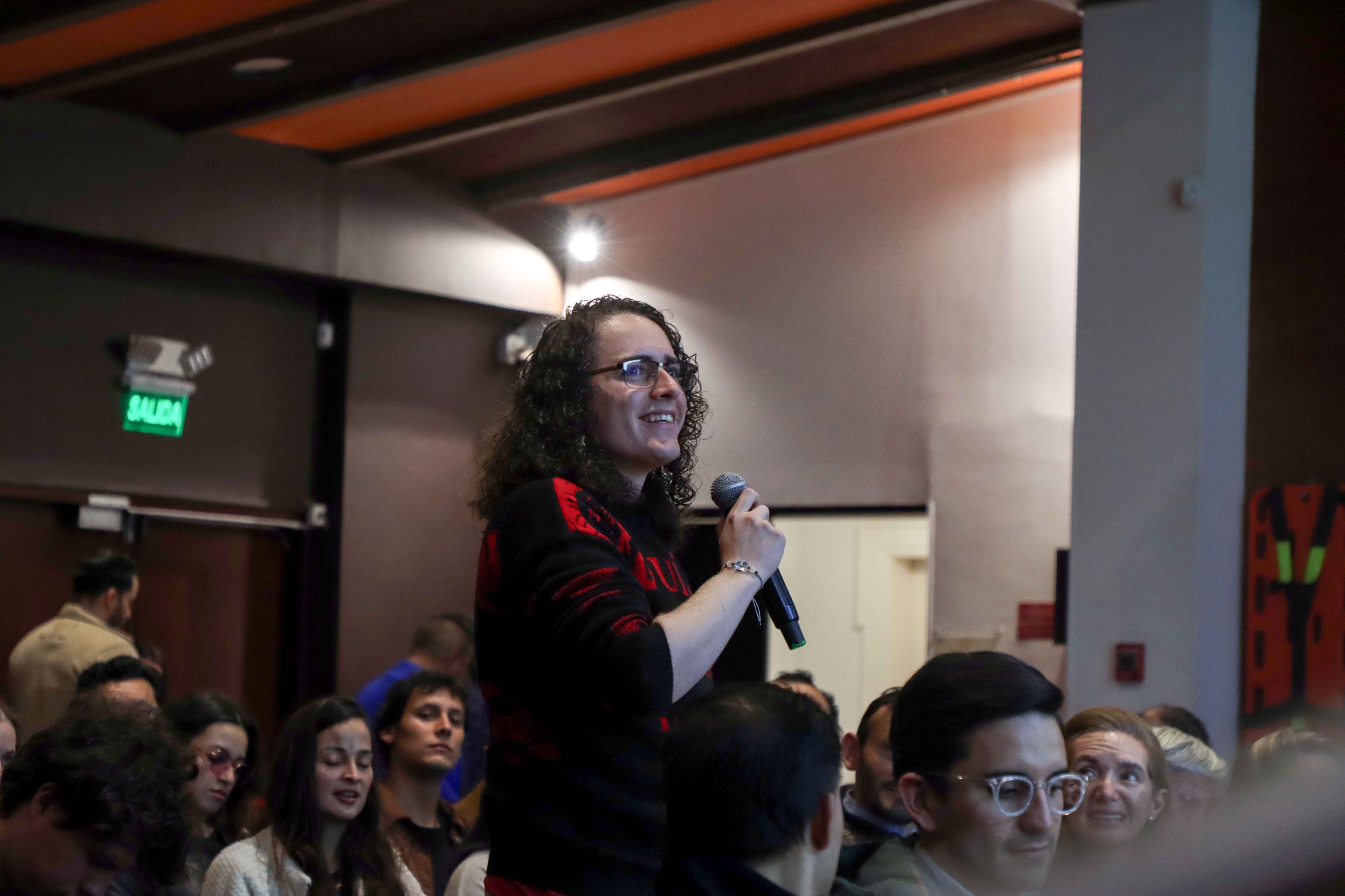 Asistentes compartiendo en el Encuentro de Egresados