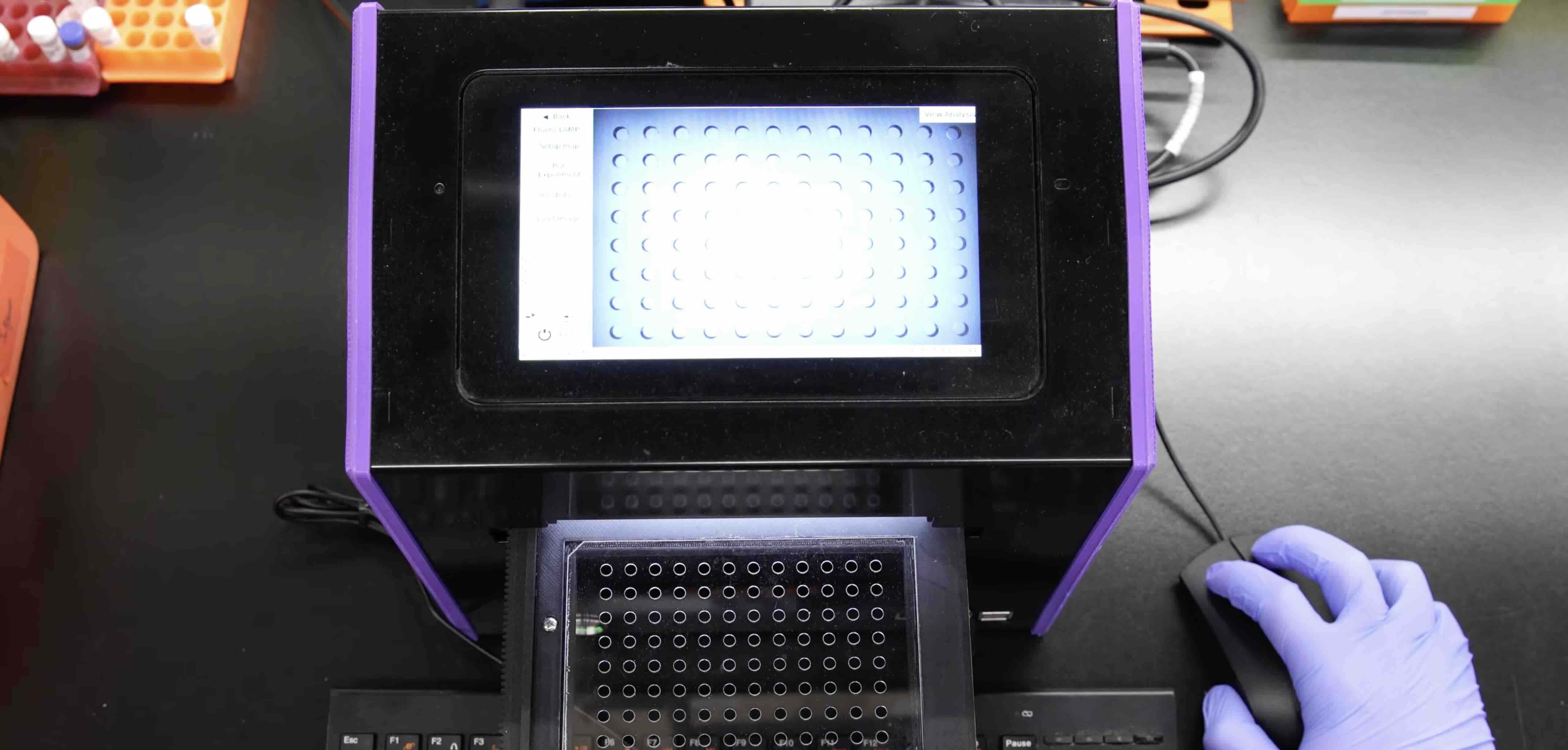 Detalle del equipamiento portátil de biotecnología