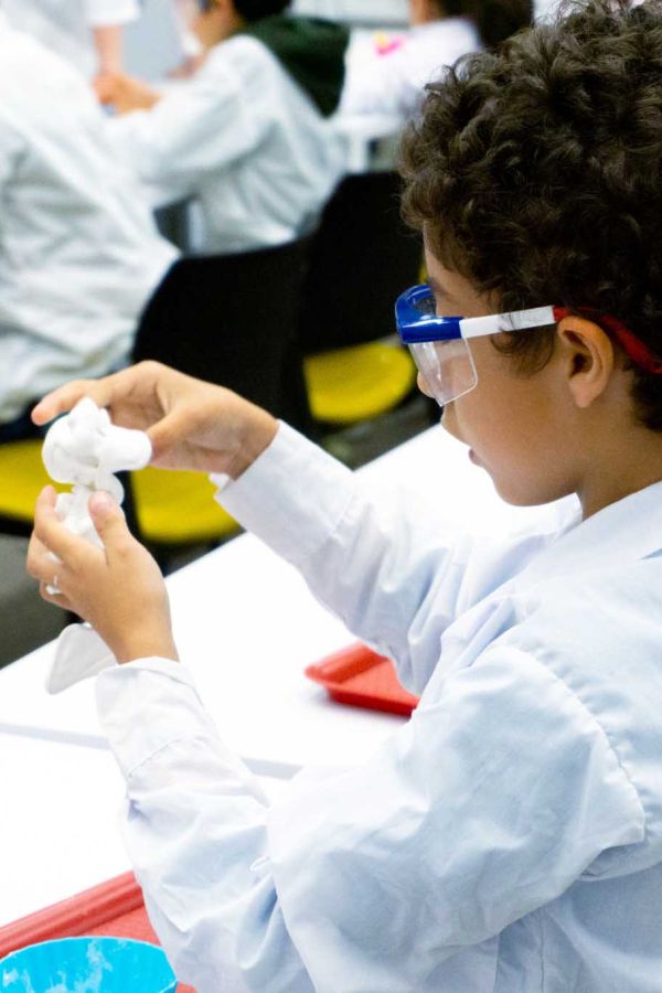 La ciencia es una herramienta poderosa para entender el mundo que nos rodea, y nunca es demasiado temprano para empezar a aprender. En nuestra iniciativa para acercar la ciencia a los niños