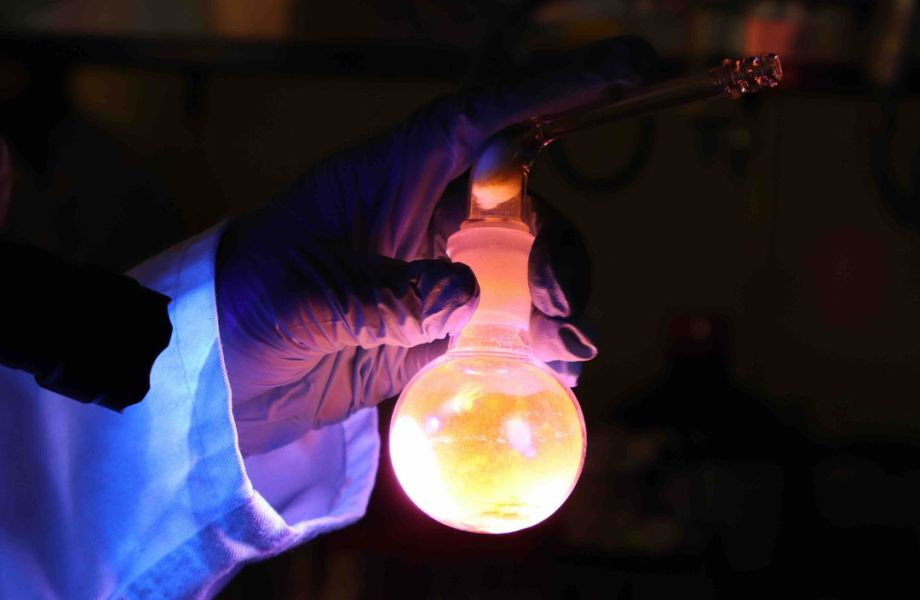 Este reconocimiento certifica que el programa está alineado con las ACS Guidelines for International Chemistry Programs, lineamientos internacionales que evalúan aspectos como el currículo, la planta profesoral, la infraestructura académica y las condiciones de operación de los programas de química.