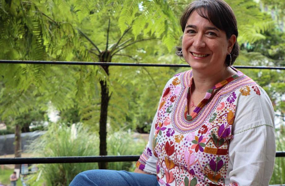 Catalina González Arango, profesora en nuestro Departamento de Ciencias Biológicas, es paleoecóloga; se ocupa de reconstruir la historia de los ecosistemas del pasado, así como su interacción con el clima, los paisajes y las sociedades humanas.