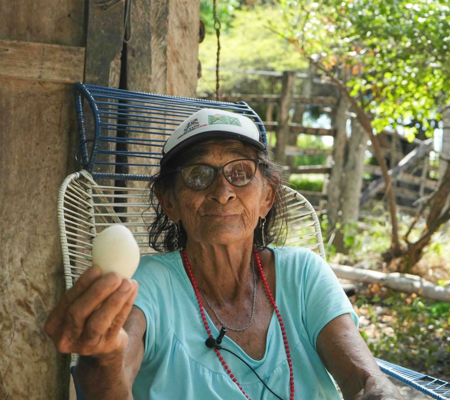 Doña Belén, madre de César y Fabio, sosteniendo un cuarzo que se asemeja a un huevo.