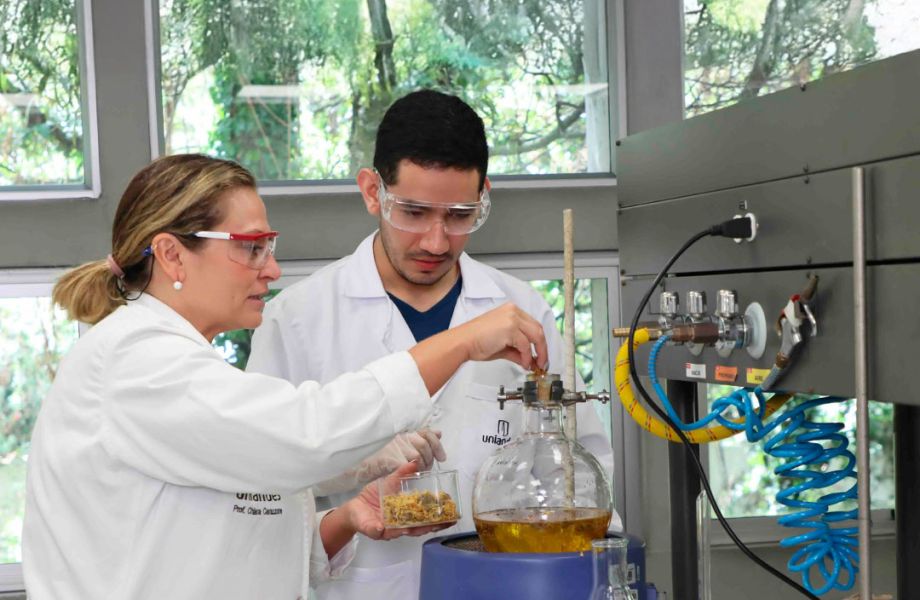 La creciente demanda por productos de cuidado personal sostenibles, transparentes y respaldados por evidencia científica motivó a nuestra Facultad de Ciencias de la Universidad de los Andes a lanzar una nueva serie de cursos abiertos sobre diseño de cosméticos naturales.