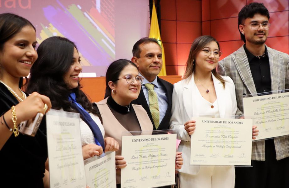 El pasado 20 de abril, en el auditorio Mario Laserna, nuestros egresados recibieron sus títulos de maestría y doctorado en Ciencias en las áreas de Bilogía, Microbiología, Biología Computacional, Matemáticas, Química y Física.