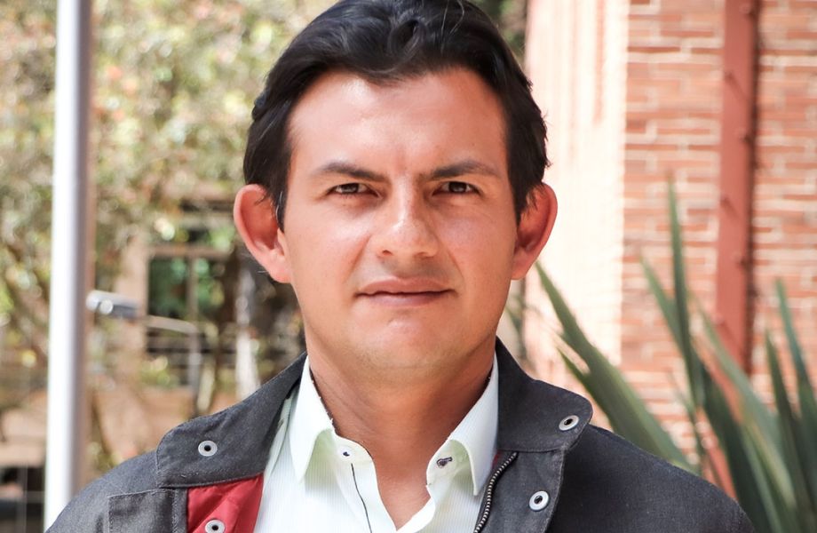 El máximo reconocimiento que otorga la institución a la trayectoria académica, investigativa y formativa de sus docentes. Su nombramiento refleja una carrera dedicada a consolidar la bioinformática en Colombia y a formar nuevas generaciones de científicos con una visión interdisciplinaria y global.