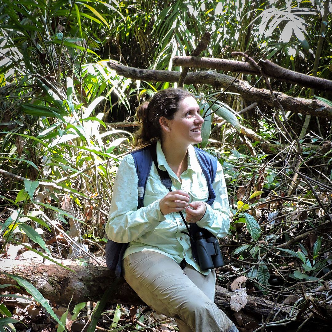 Ha sido reconocida con el Wayfinder Award de la National Geographic Society, por su trayectoria en conservación y educación.