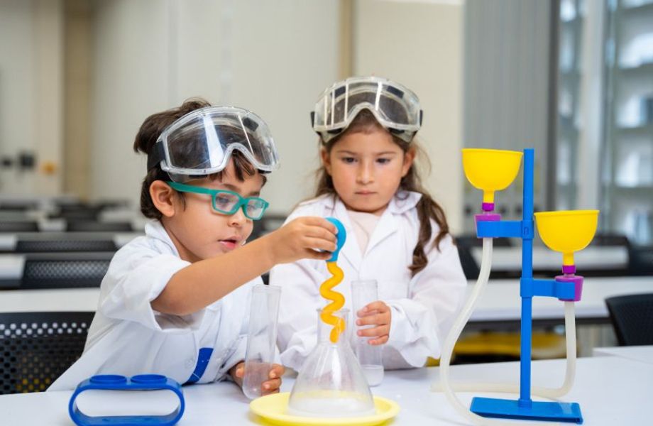 Pequeños Científicos: ¡Manos a la Ciencia!