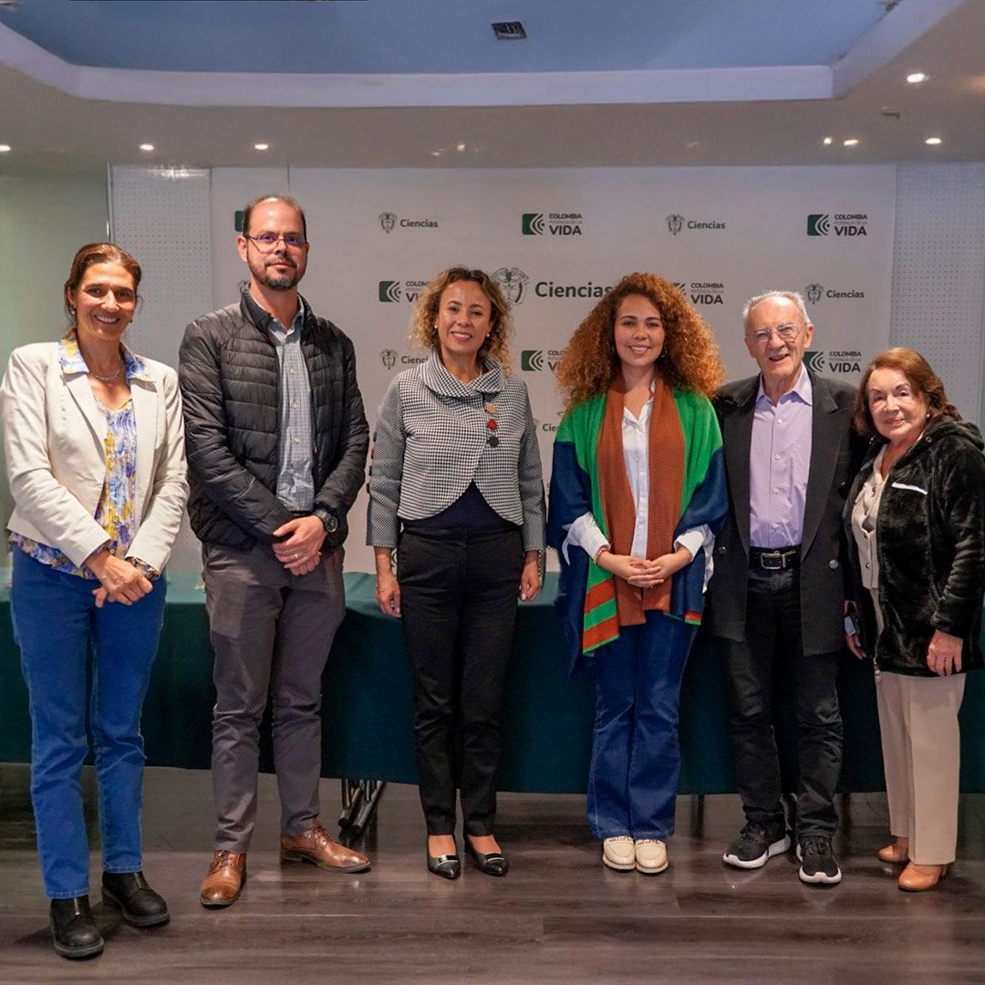 El Ministerio de Ciencias instaló el Grupo de Trabajo en Ciencia y Tecnologías Cuánticas, conformado por expertos en el área como Alejandra Valencia, profesora de Física y Yenny Hernández, Vicedecana de Investigación de nuestra Facultad, “para guiar las estrategias del 2025 en investigación e innovación cuántica”.