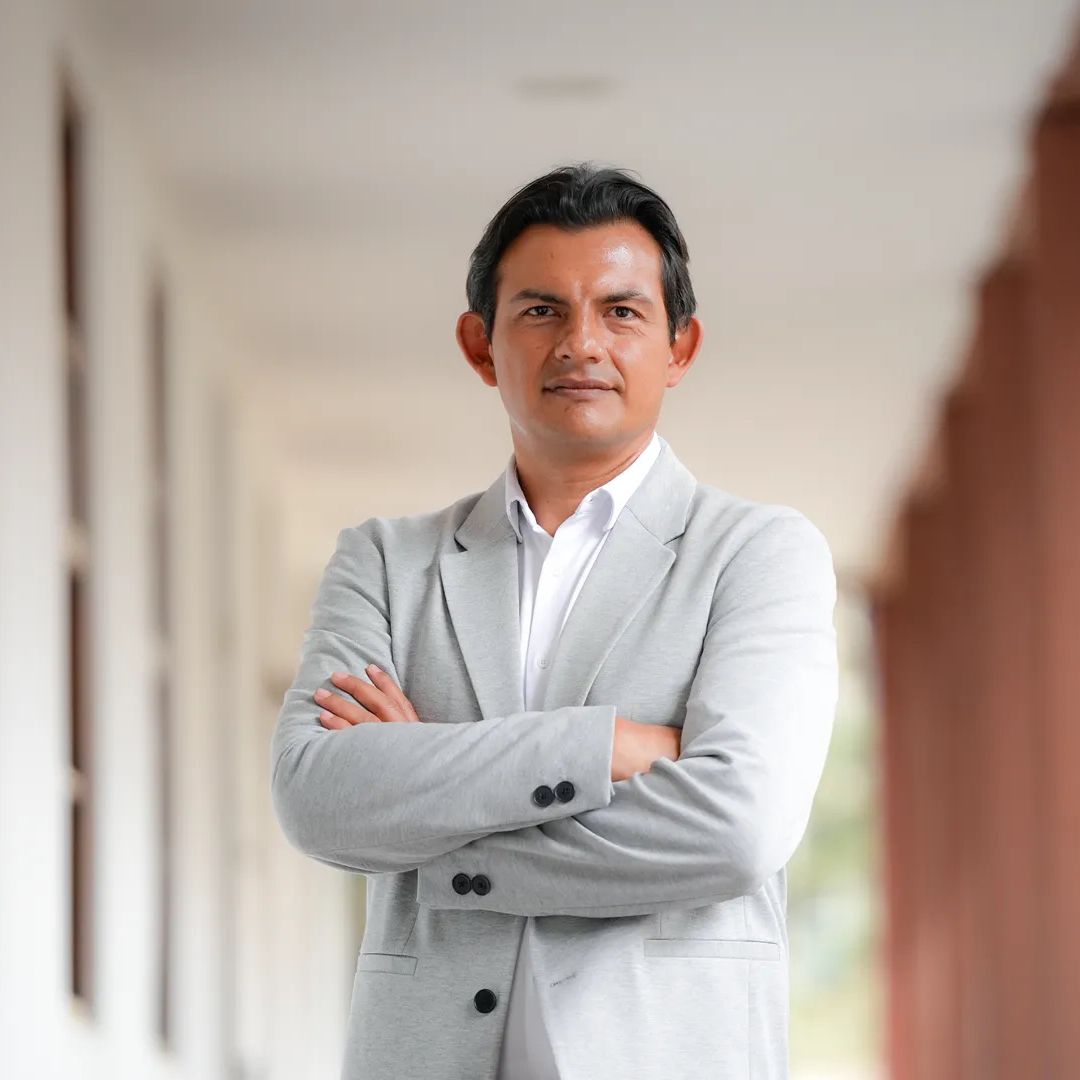 La Rectoría aprobó el nombramiento de Alejandro Reyes como director de nuestro Departamento de Ciencias Biológicas.   Reyes es Microbiólogo y cuenta con una Maestría en Ciencias Biológicas, ambos títulos de la Universidad de los Andes. También realizó un doctorado en Biología Computacional y Biología de Sistemas (Systems Biology) en la Escuela de Medicina de la Universidad de Washington en St. Louis. 